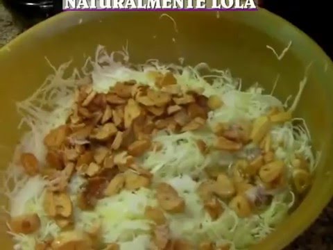Ensalada de col con ajos fritos