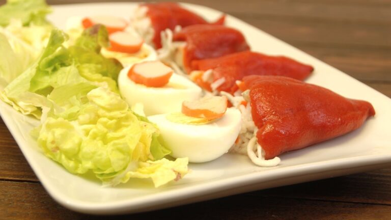 Pimientos rellenos de gulas y gambas