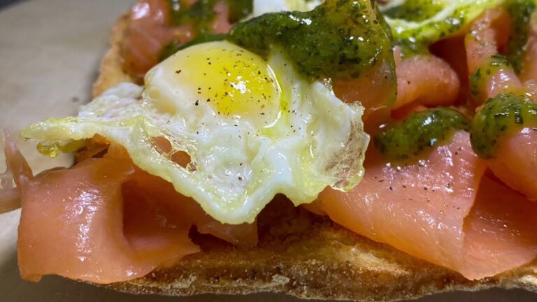 Sándwich de salmón ahumado y huevo duro