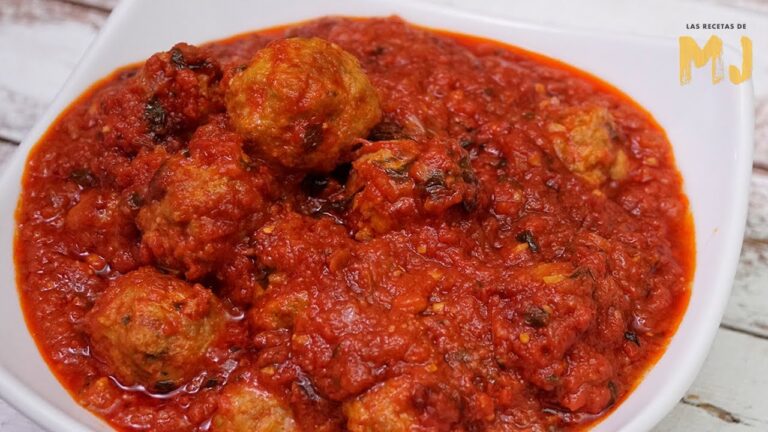 Albóndigas en salsa de tomate y cebolla