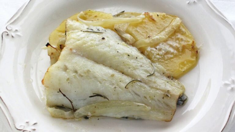 Bacalao al horno con patatas panaderas y cebolla