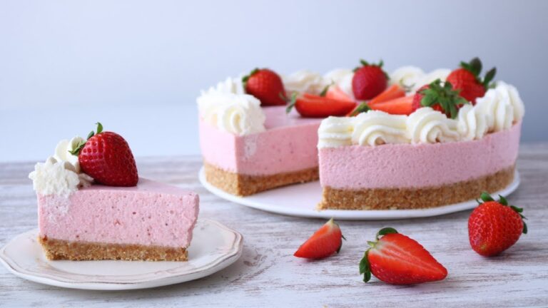 Tarta de fresas con nata y leche condensada