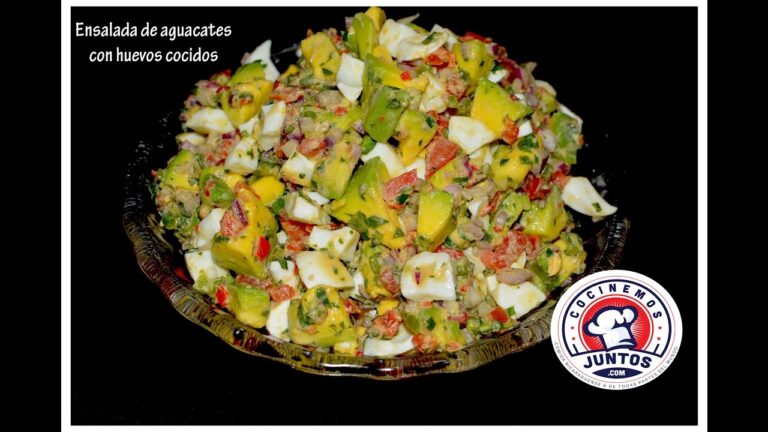 Ensalada de aguacate tomate y huevo duro