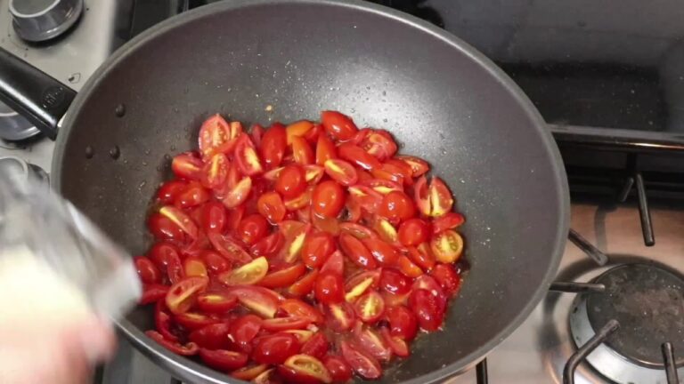 Pasta con tomate cherry y albahaca