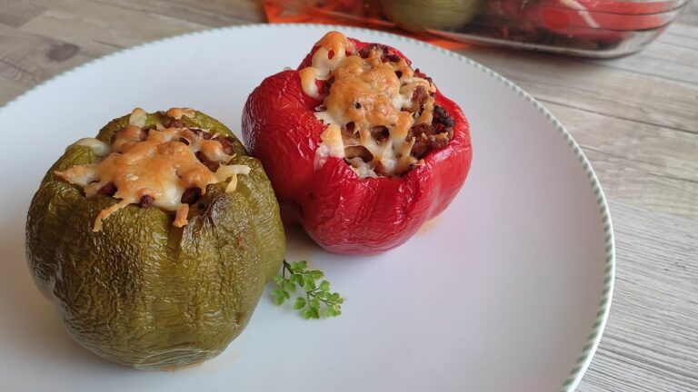 Pimientos rellenos de carne y queso