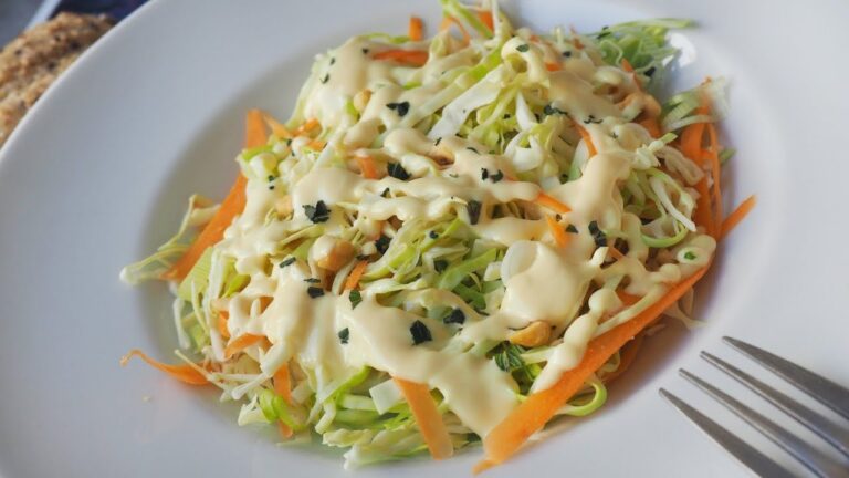 Ensalada de col con salsa de yogur