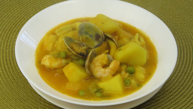 Patatas a la marinera con calamares y gambas
