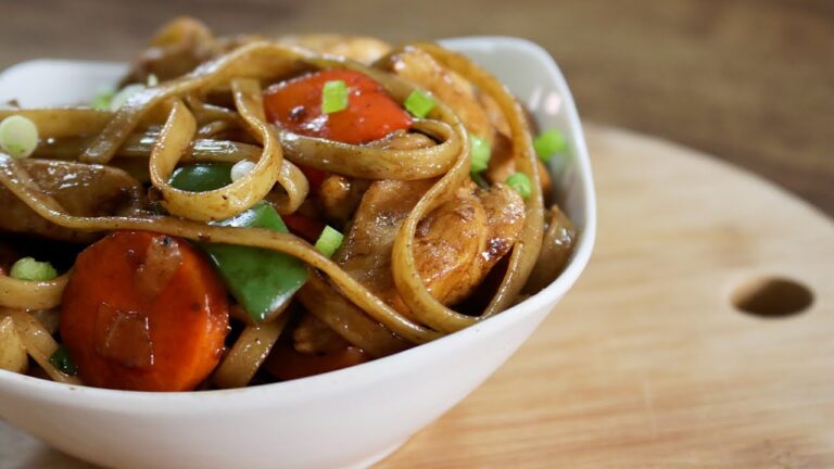 Wok de pollo con verduras y tallarines