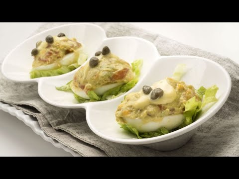 Huevos rellenos de aguacate y salmon