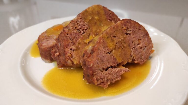 Rollo de carne al horno con salsa