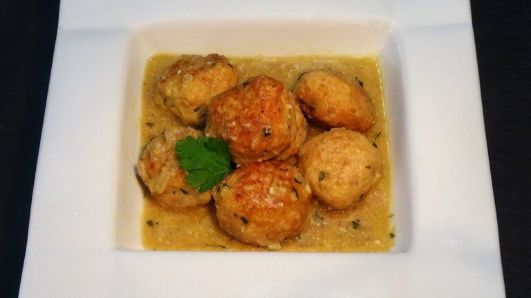 Albóndigas de pollo en salsa de almendras