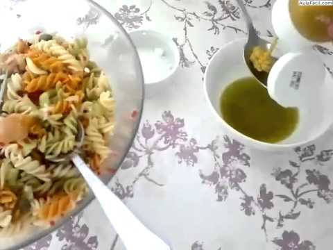 Ensalada de pasta con salmón y aguacate
