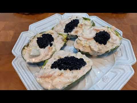 Aguacate con langostinos y salsa rosa