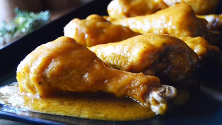 Muslos de pollo con cebolla y vino blanco