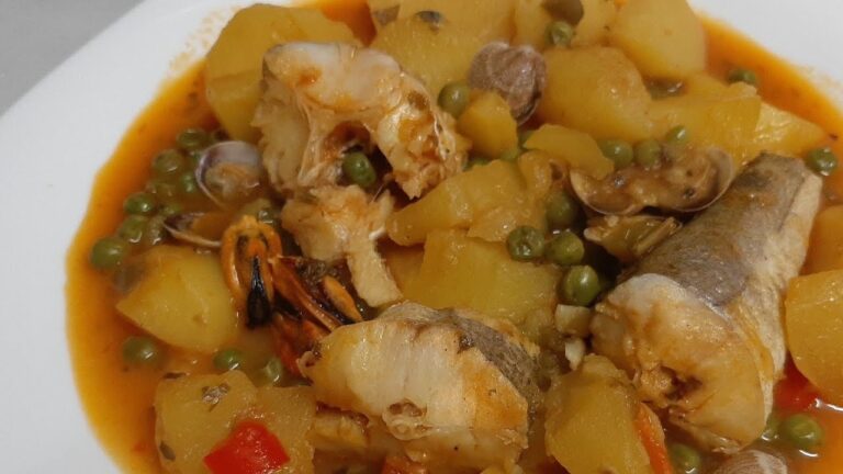 Merluza guisada con patatas y guisantes