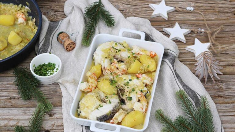 Merluza al cava con almejas y langostinos