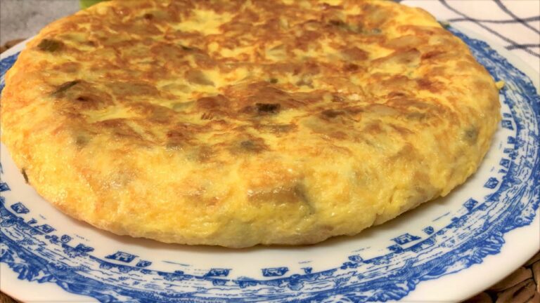 Tortilla de patatas con cebolla y pimiento