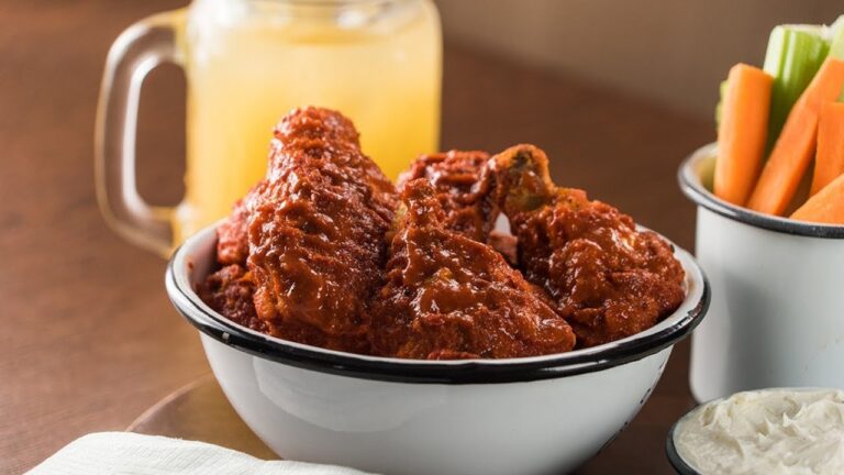 Alitas de pollo picantes y crujientes