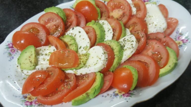 Ensalada de tomate y aguacate y queso