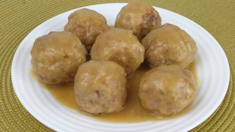Albondigas en salsa de cebolla y vino blanco