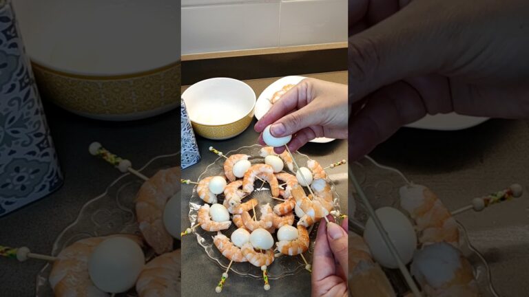 Pinchos con huevos de codorniz y langostinos