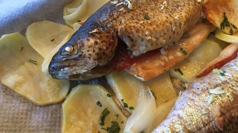 Trucha al horno con patatas y cebolla