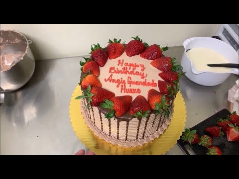 Decorar tarta con fresas y chocolate