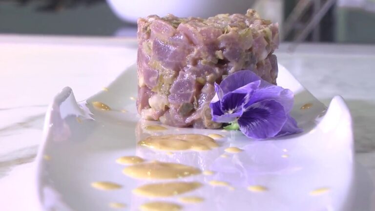 Tartar de atun con salsa de mostaza