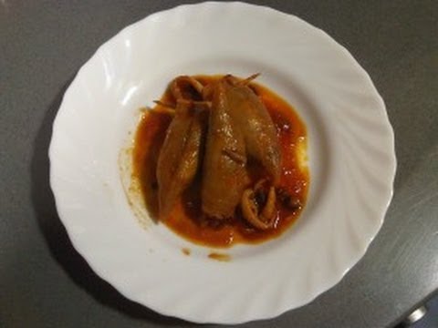 Chipirones rellenos en salsa de tomate