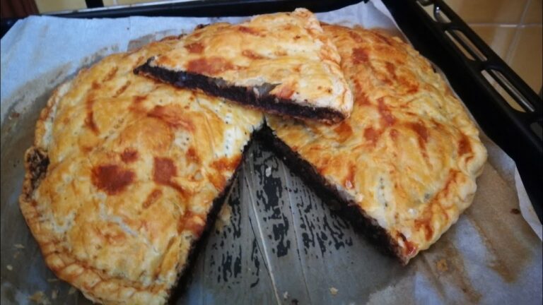 Empanada de morcilla y cebolla caramelizada