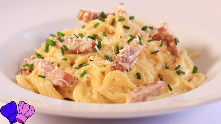 Espaguetis con nata y bacon y huevo