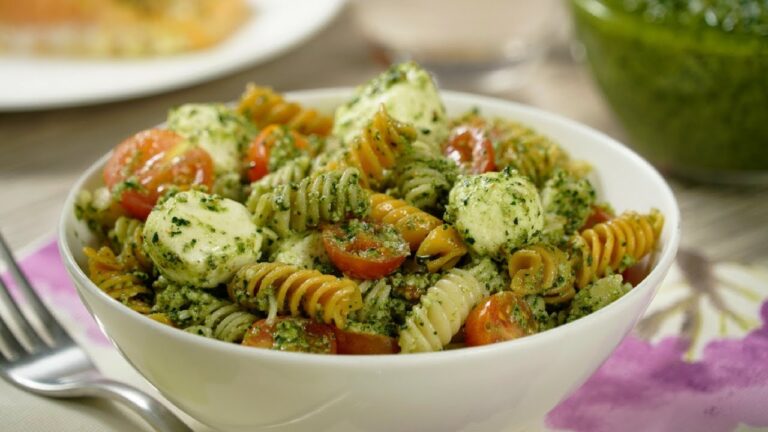 Ensalada de pasta con salsa pesto