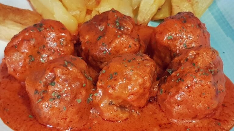 Alb&oacute;ndigas caseras en salsa de tomate