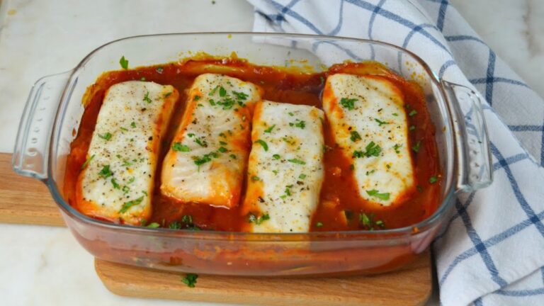 Merluza al horno con tomate y cebolla