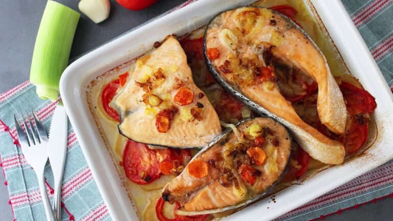 Salmón al horno con patatas y verduras