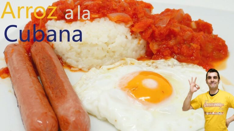Arroz con tomate huevo y salchichas