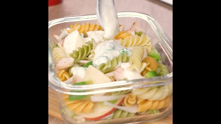Ensalada de pasta con pollo y salsa de yogur