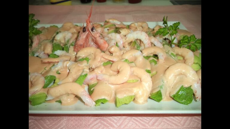 Ensalada de aguacate y gambas y salsa rosa