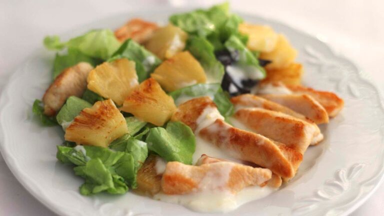 Ensalada de pollo y piña con salsa de yogur