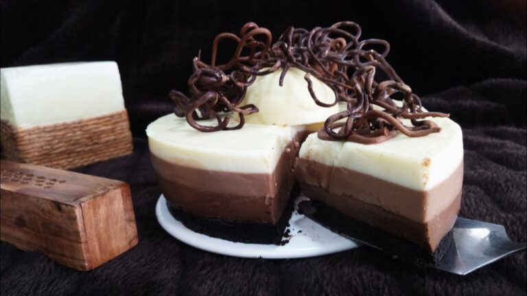 Tarta de tres chocolates con gelatina