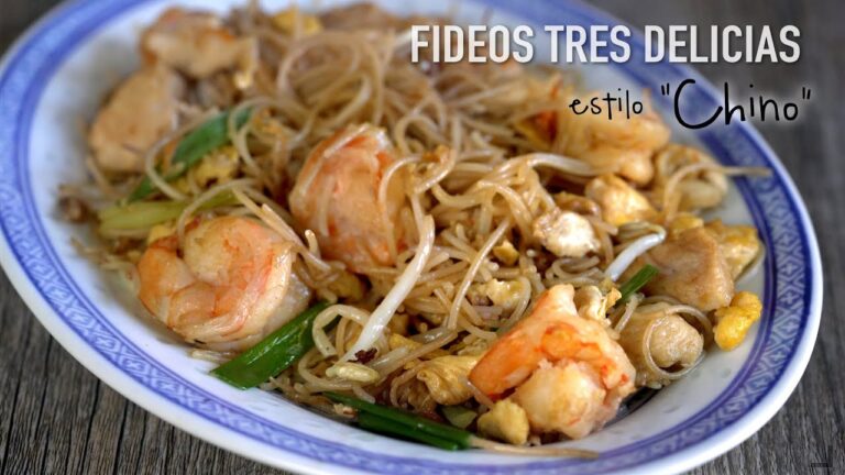 Fideos de arroz fritos tres delicias