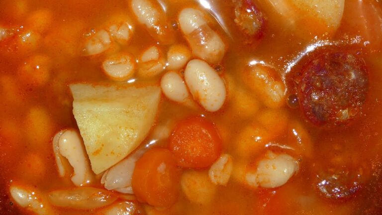 Alubias de bote con chorizo y patatas