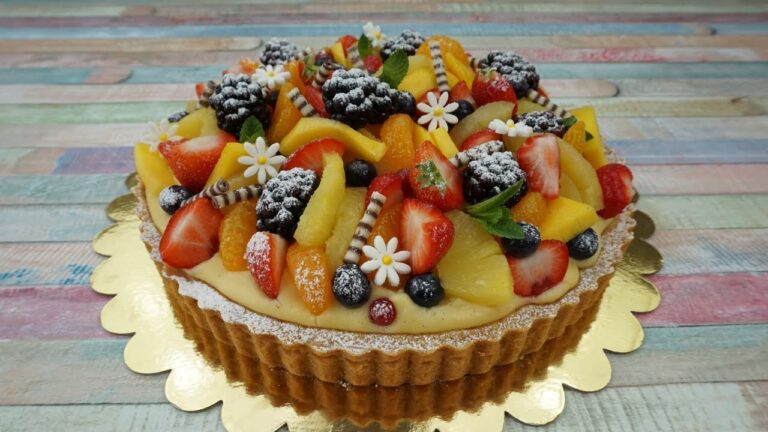 Tarta de frutas con bizcocho y crema pastelera