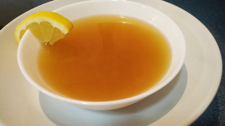 Caldo depurativo de apio y cebolla