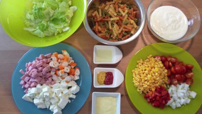 Ensalada de pasta con salsa de yogur