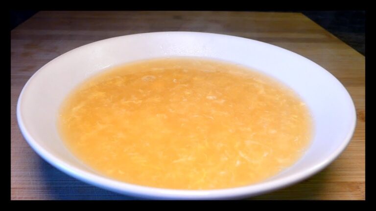 Sopa de pollo con fideos y huevo