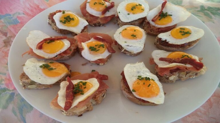 Canapé de huevo frito de codorniz