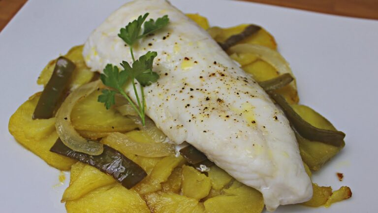 Merluza en salsa con patatas panaderas