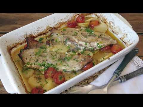 Bonito al horno con patatas y tomate