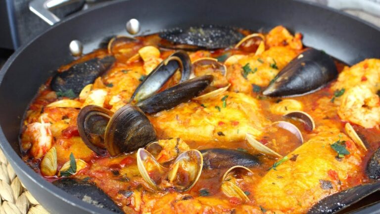 Merluza a la marinera con almejas y gambas